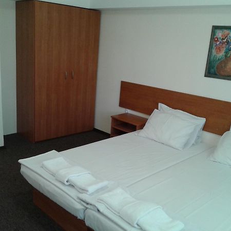 Hotel Stroitel Chisarja Exteriör bild