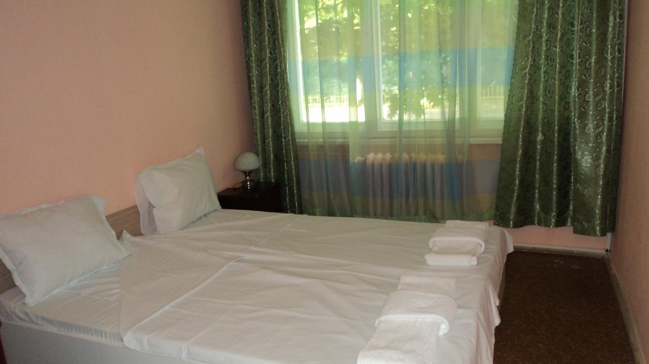 Hotel Stroitel Chisarja Exteriör bild