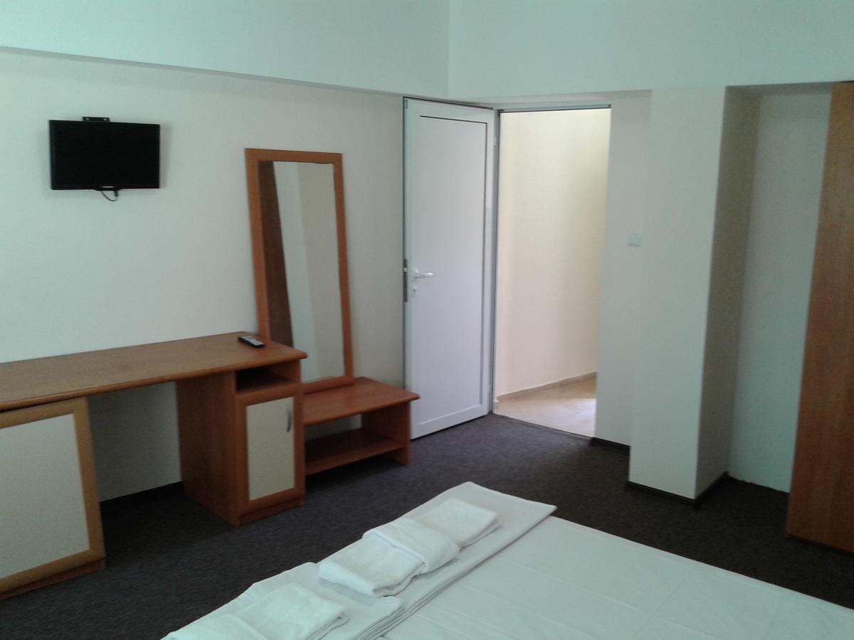 Hotel Stroitel Chisarja Exteriör bild