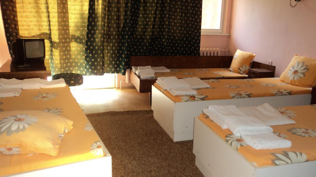 Hotel Stroitel Chisarja Exteriör bild