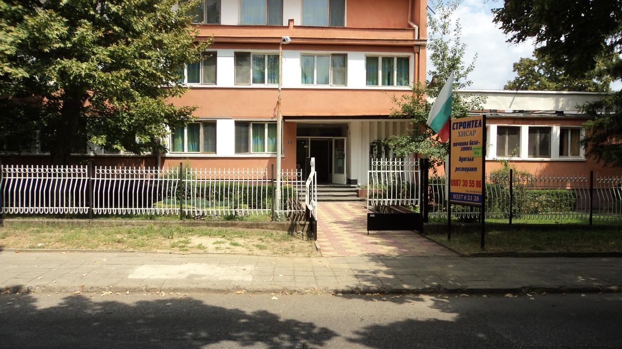 Hotel Stroitel Chisarja Exteriör bild