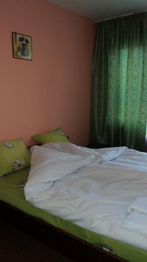 Hotel Stroitel Chisarja Exteriör bild