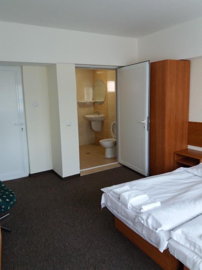 Hotel Stroitel Chisarja Exteriör bild