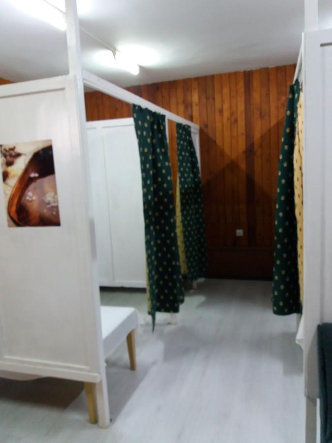 Hotel Stroitel Chisarja Exteriör bild