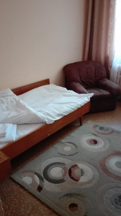 Hotel Stroitel Chisarja Exteriör bild